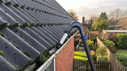 Nettoyage de gouttières et de corniches par aspiration à Namur